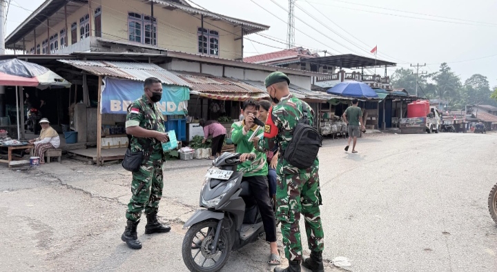 Antisipasi Dampak Karhutla, Pos Kotis Satgas Yonarmed 13/Nanggala Bersama Polsek Bagikan Masker Gratis kepada Warga Perbatasan
