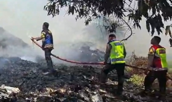 Kebakaran Lahan Kosong di Klari, Respons Cepat Polisi Cegah Api Meluas