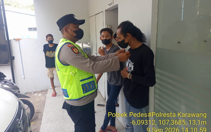 Brigadir Rifal Anggota Polsek Pedes Bagikan Masker kepada Masyarakat, Wujud Kepedulian Polri terhadap Kesehatan Masyarakat