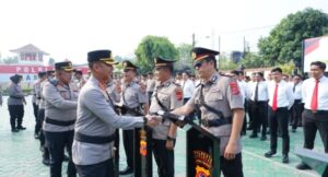 Polresta Karawang Gelar Sertijab Kapolsek Jajaran, Kombes Pol Mario Prahatinto Tegaskan Penguatan Pelayanan Publik Oplus_16908288