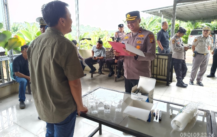 Hari Pertama Jadi Kapolsek, Kompol Bagus Langsung Cek Urine Personel