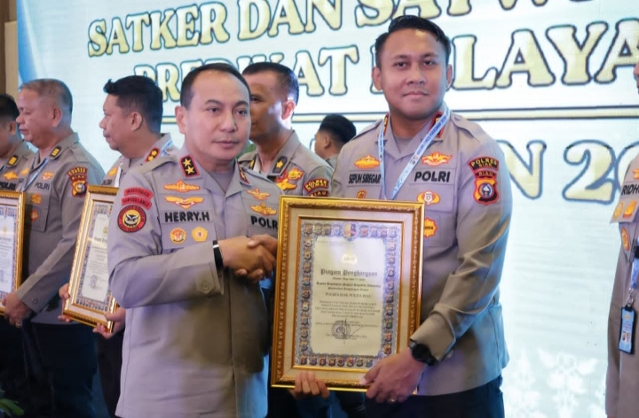 Menembus Batas Pelayanan Prima : Polres Siak Raih Penghargaan dari Kapolri Berkat Ketulusan dan Kerja keras Memberikan Pelayanan Terbaik Kepada Masyarakat